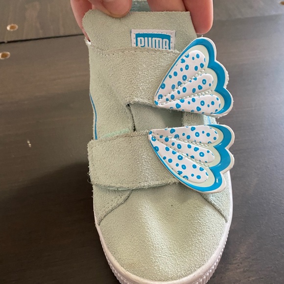 Girls size 2 — PUMAS — light blue leather shoe with winged Velcro straps - Picture 3 of 7